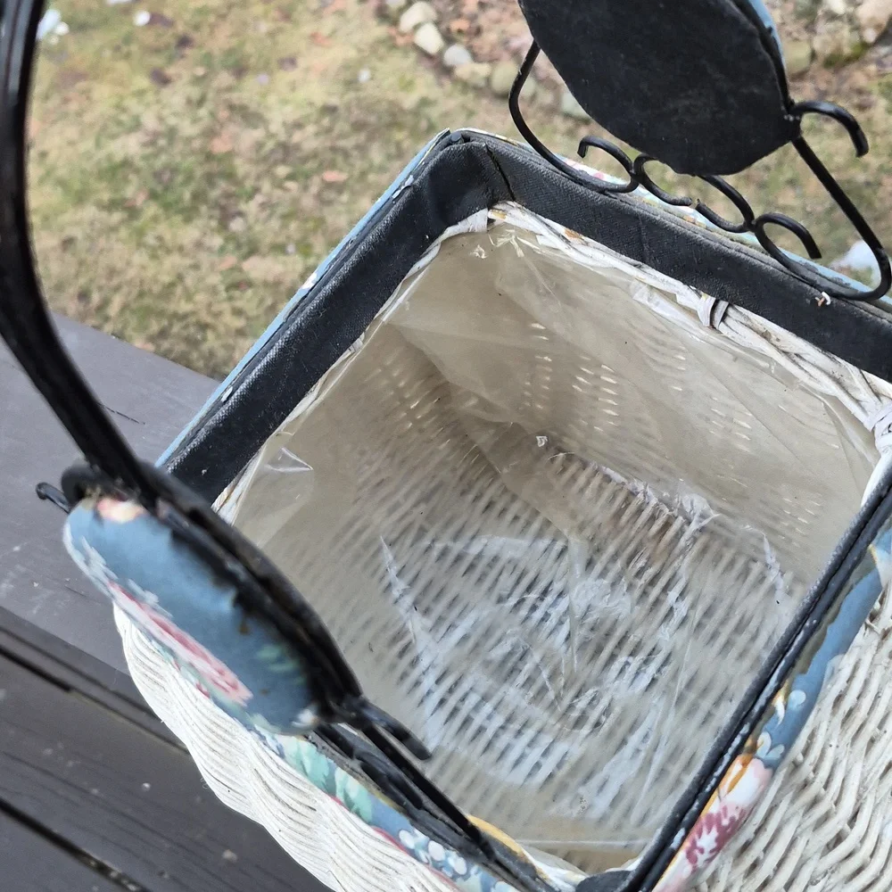 Vintage WhiteWicker Nesting Floral Quilt Metal Handle Basket